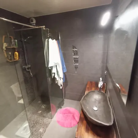 Avec Salle D'eau Privé Au Calme Proche Aeroport Et Rocade Alloggio in famiglia Pessac
