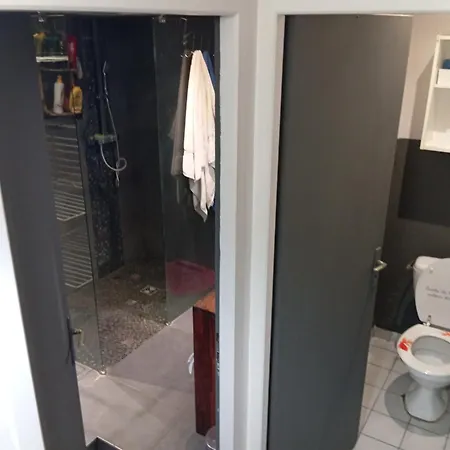 Avec Salle D'eau Privé Au Calme Proche Aeroport Et Rocade Alloggio in famiglia Pessac